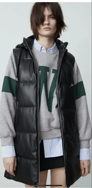 ZARA 블랙 후드 부착 인조 가죽 롱 다운 베스트