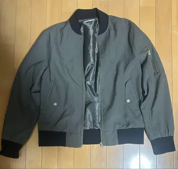 MA-1 스타일 올리브 그린 자켓