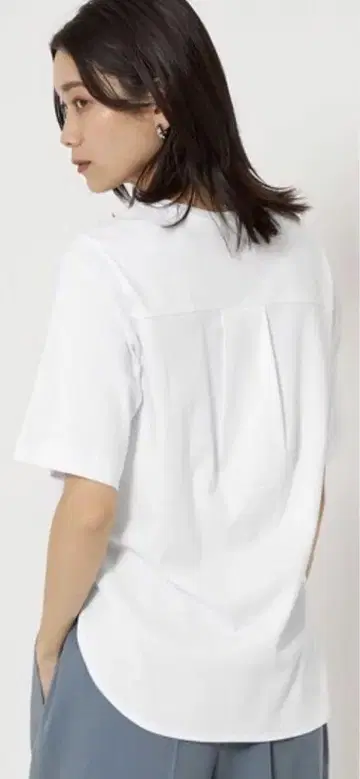 그린 레이블 라운드 헴 티셔츠