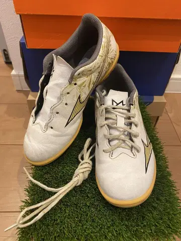 Mizuno 풋살화 화이트/골드