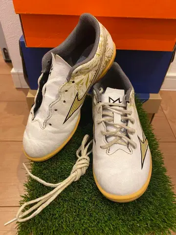 미즈노 풋살화 화이트/골드 21.0cm