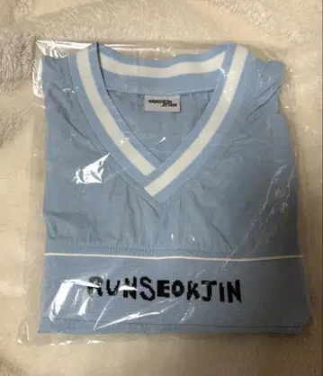 RUNSEOKJIN V넥T셔츠 스카이블루