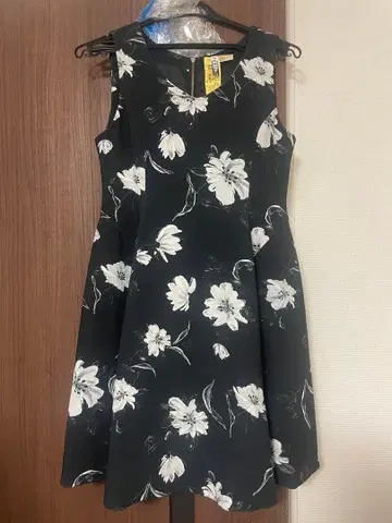 emmi atelier 꽃무늬 슬리브리스 원피스