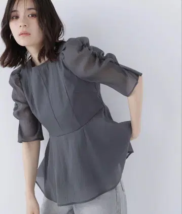NATURAL BEAUTY BACIC 시어 페플럼 블라우스 그레이