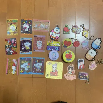 BT21 아크릴 키링과 카드 세트