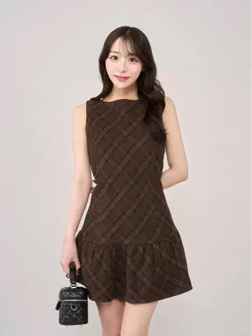브라운 체크 무늬 슬리브리스 미니 원피스
