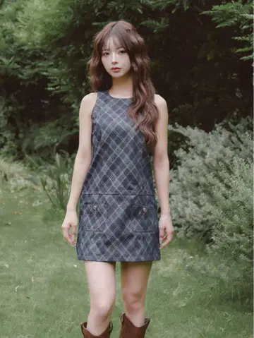 다크 블루 체크 무늬 슬리브리스 원피스