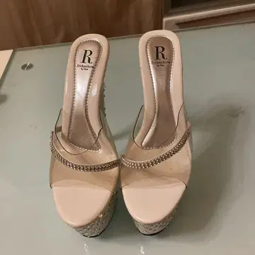 R 스톤이 달린 반짝이는 화이트, 파티나 드레스에 잘 어울립니다