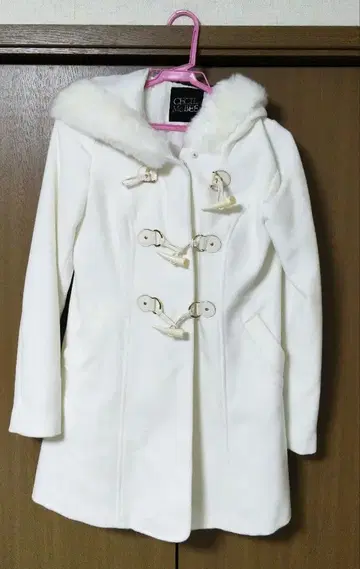 세실 맥비 화이트 더플 코트 퍼 포함