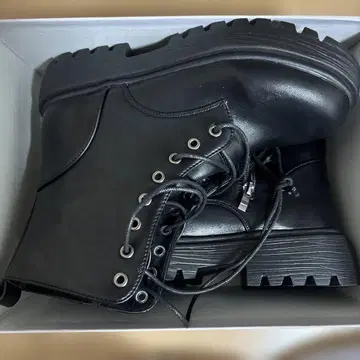 통굽 블랙 레이스업 부츠