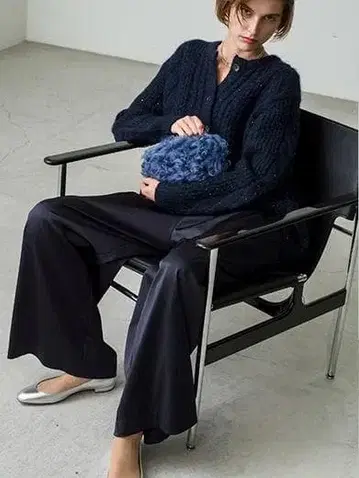 에이블 에이더블유 24 샴브레이 새틴 턱 개더 와이드 이지 팬츠