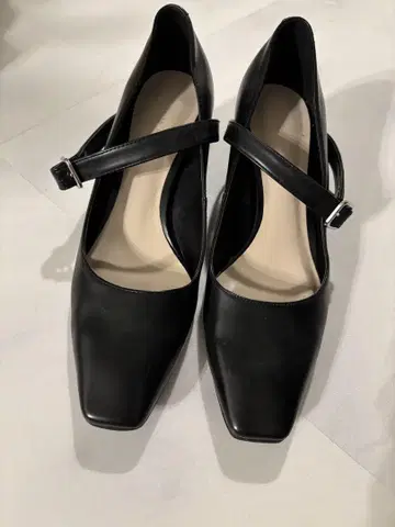 개성 있는 블랙 스퀘어 힐 펌프스