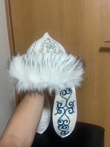 키르기스 전통 퍼 햇 울 x 인조 모피 자수 디자인