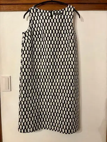 마리메꼬 슬리브리스 무릎 기장 원피스