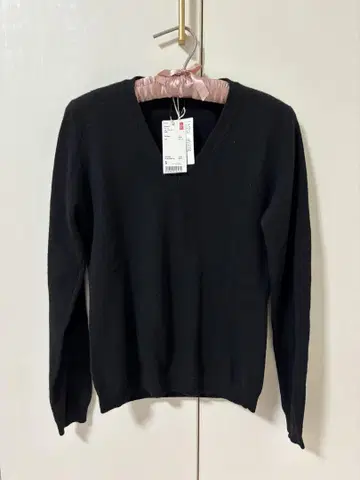 [ 새상품 ] UNIQLO 캐시미어 100% 블랙 V넥 스웨터 S