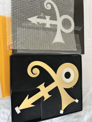 프린스 심볼 마크 골드 Black Album