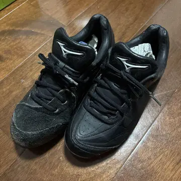 Mizuno 블랙 스파이크 슈즈