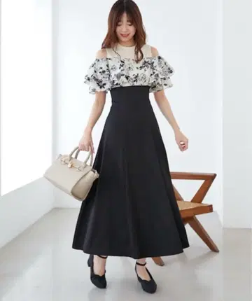 허리가 잘록한 프릴 플레어 원피스 마제스틱 레곤