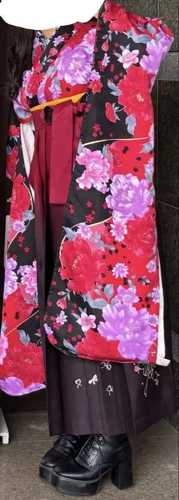 화려한 꽃무늬 후리소데