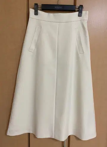 어반 리서치 아이보리 플레어 스커트