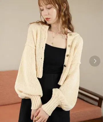 뉴앙스 버튼 숏 기장 가디건