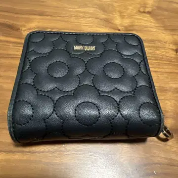 MARY QUANT 블랙 가죽 이단 접이식 지갑