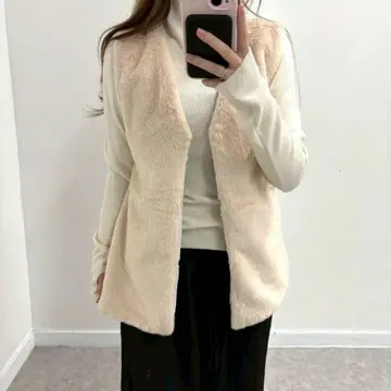 새상품 미사용 V넥 퍼 베스트 아이보리 M 사이즈