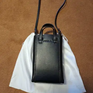 미사용 새상품 FURLA 가죽 스마트폰 숄더 블랙