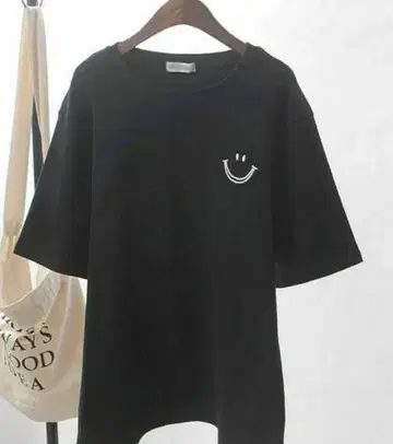 스마일 마크 자수 반팔 T셔츠 블랙