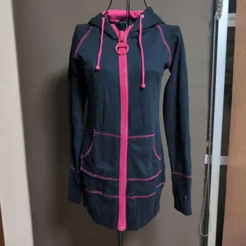 다크 그레이와 핑크 후드 부착 후드티