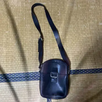 블랙 가죽 숄더백 사코슈