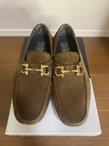 FERRAGAMO 브라운 스웨이드 로퍼