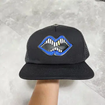 트래커 캡 블랙 입 모양 자수