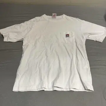 BEN DAVIS 화이트 T셔츠 왼쪽 가슴 포켓 부착