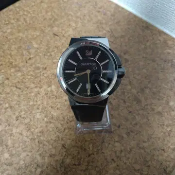 SWAROVSKI 블랙 쿼츠 손목시계