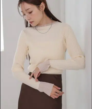 시어 사용 배색 리브 니트탑