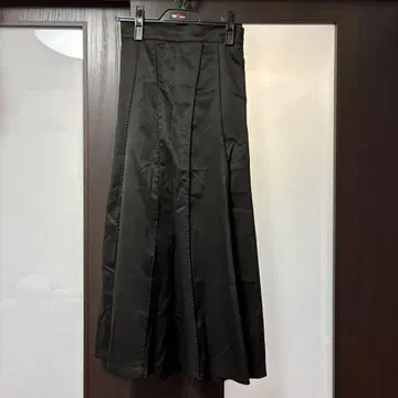 오즈온 컴플렉스 블랙 새틴풍 롱 스커트