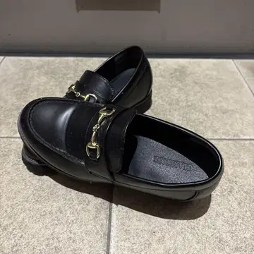 블랙 가죽 로퍼 골드 금장 장식