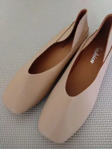 베이지 오픈토 플랫슈즈