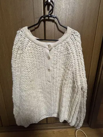 MOUSSY 아이보리 두꺼운 원단 니트 버튼 포함