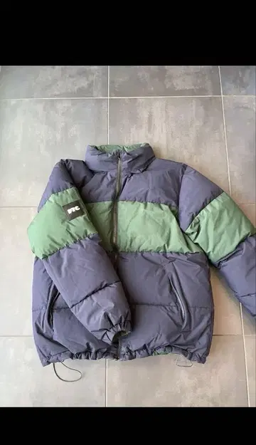 다운 자켓 네이비와 그린 바이컬러