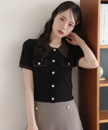 골드 버튼 배색 카라 니트탑