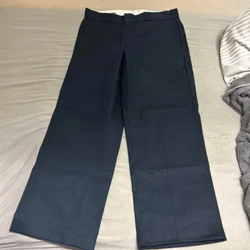 Dickies 블랙 치노 팬츠 백 포켓 부착