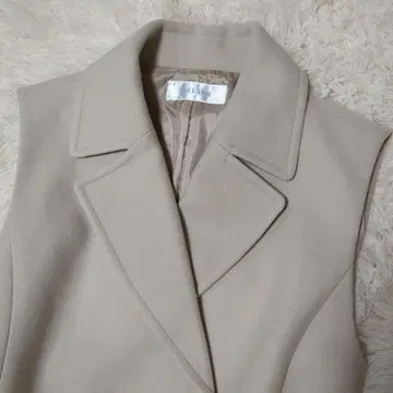 DoCLASSE 벨트 부착 노카라 코트