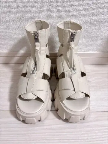 아이보리 지퍼 달린 통굽 샌들