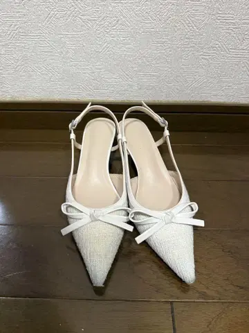 화이트 스틸레토 펌프스