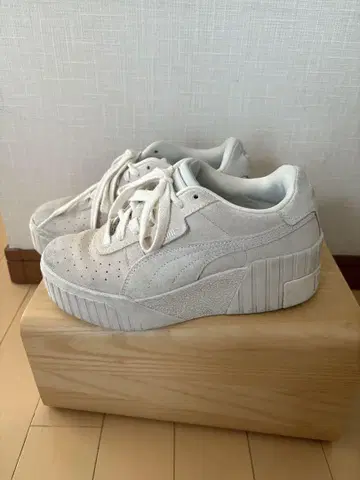 PUMA 스웨이드 화이트 통굽 스니커즈