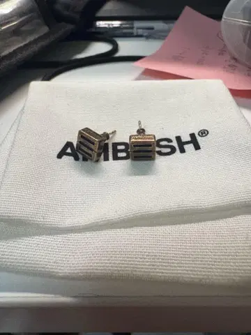 AMBUSH 실버 입방체 귀걸이