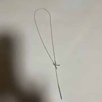 K 모티브 스톤 부착 목걸이