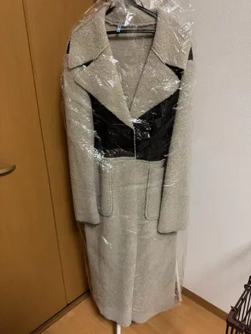 EMODA 베이지와 블랙 보아 롱 코트